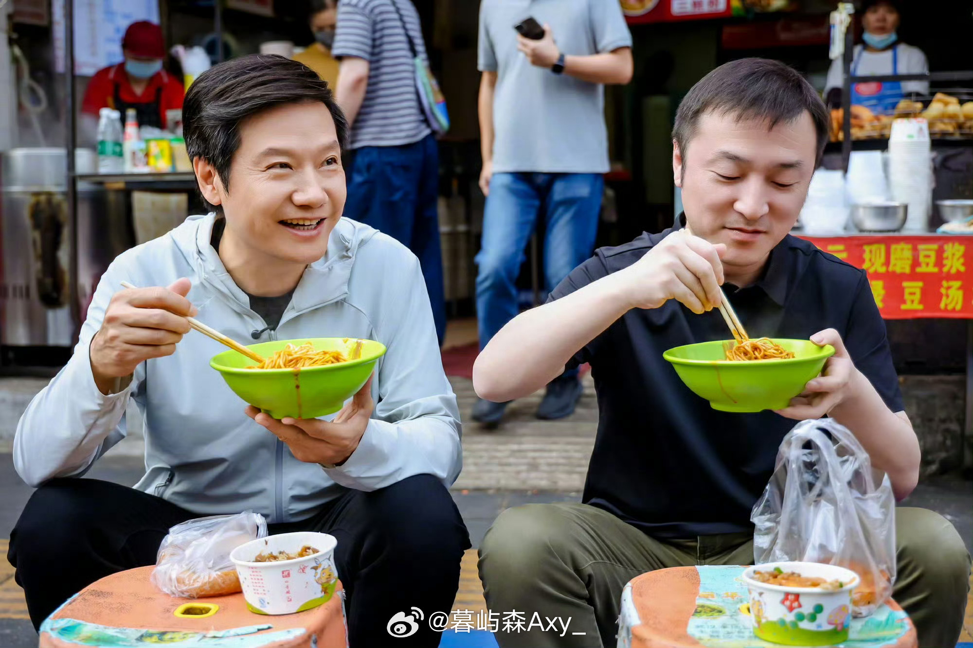 雷军在武汉过早雷军回应：“热干面经常吃，不过很多年没有在路边蹲着吃了”，并称“以