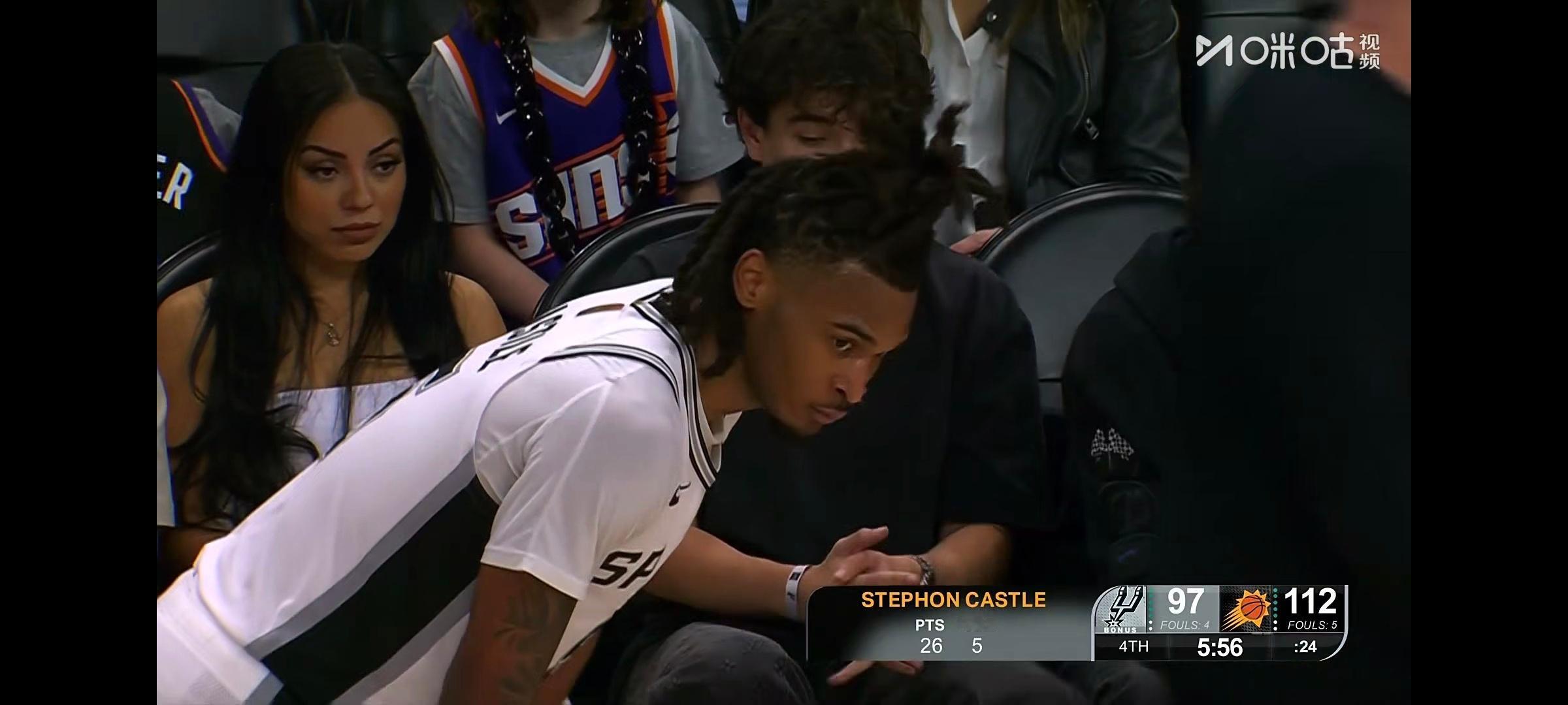 布克一回合造了卡斯尔3个犯规，颇有种当年东契奇十余秒造了TJ沃伦三犯的韵味。马刺