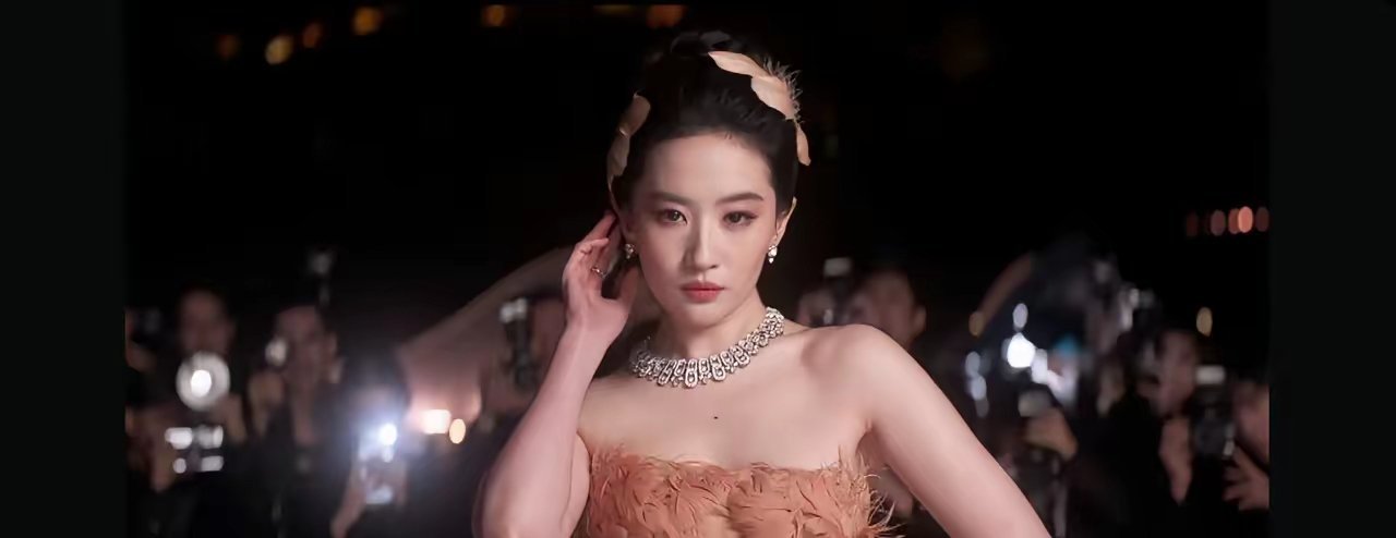 刘亦菲连续三年坐镇vogue压轴红毯，黑金羽毛礼服典雅大气！从容姿态气场拉满！​