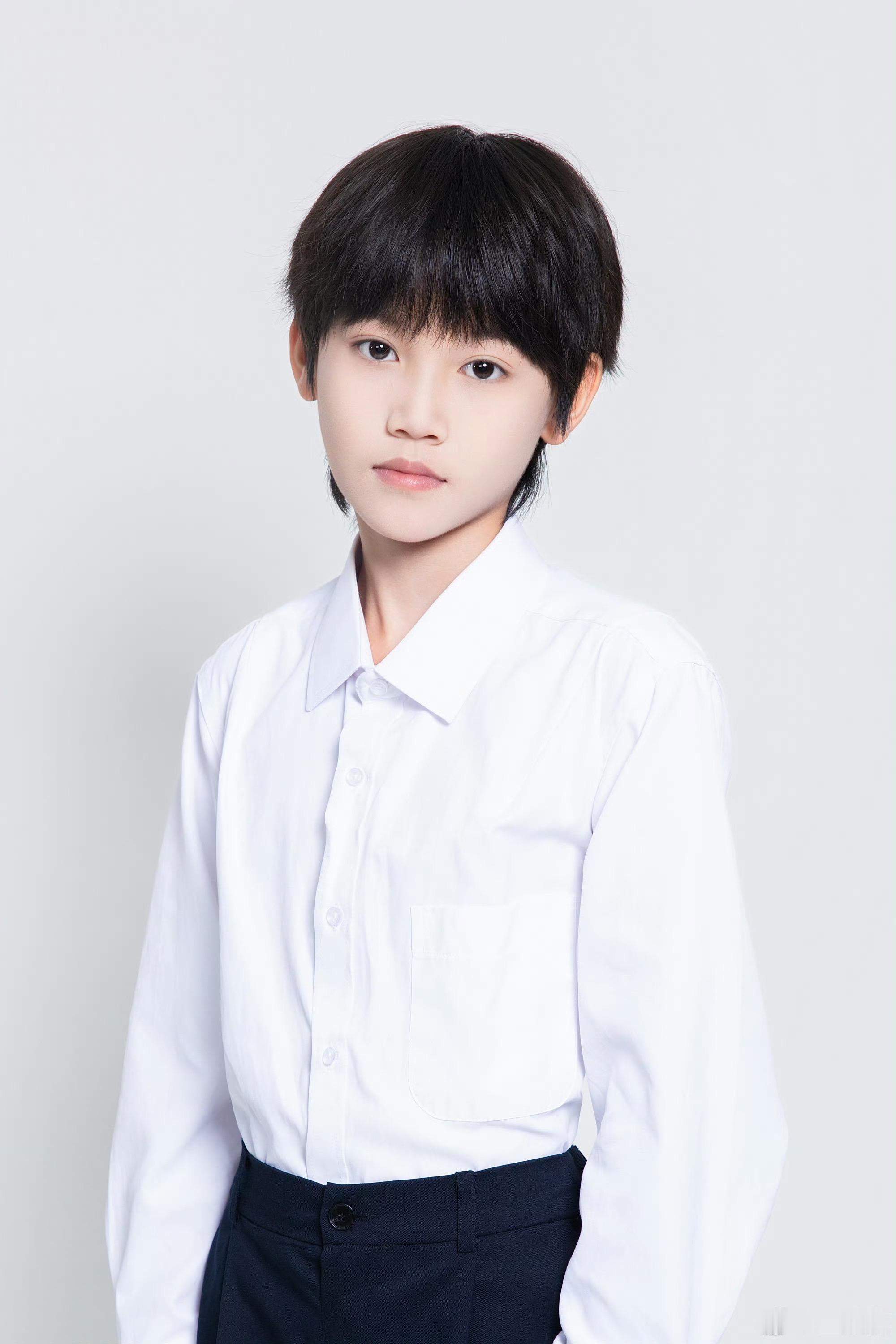 TF家族五代练习生首次公式照正式公开🔛镜头定格少年初登场的模样，养成系新篇章就