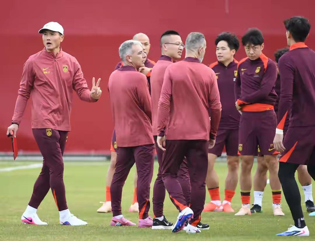 邵佳一上任国足新帅的优势有哪些语言是最大优势，相对外教说，中国人执教不存在沟通问