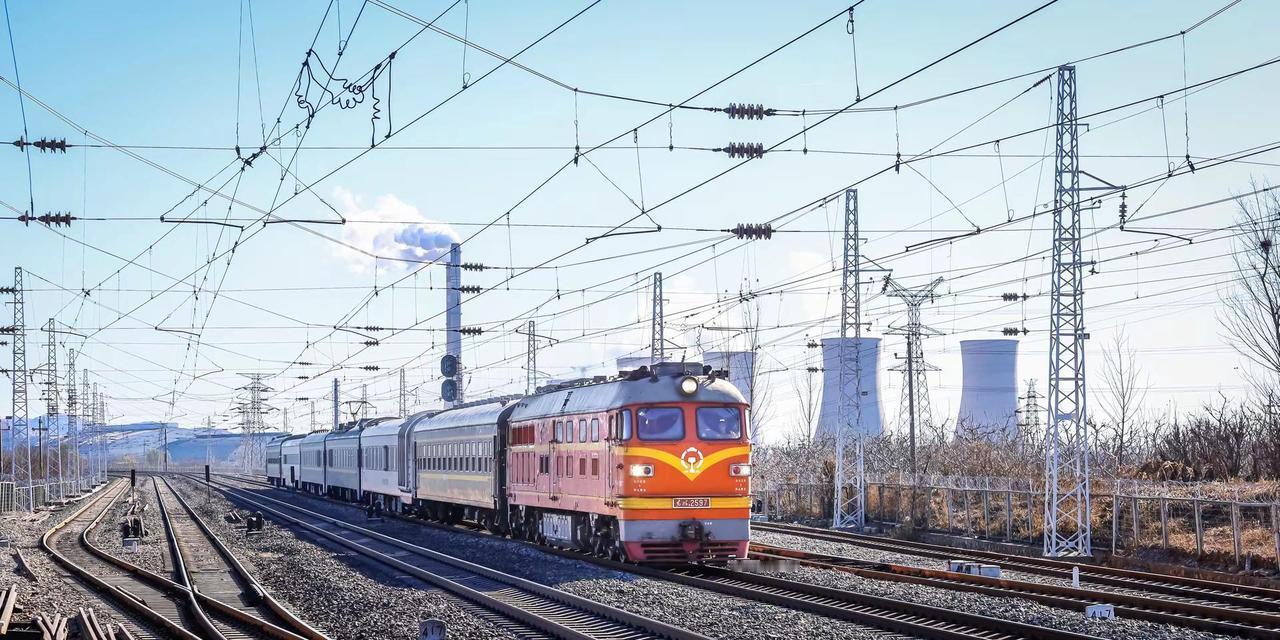 “寒路巡检不停步 煤暖千家过隆冬”为保证冬日煤炭运输任务增加，开巡检对线路进行全