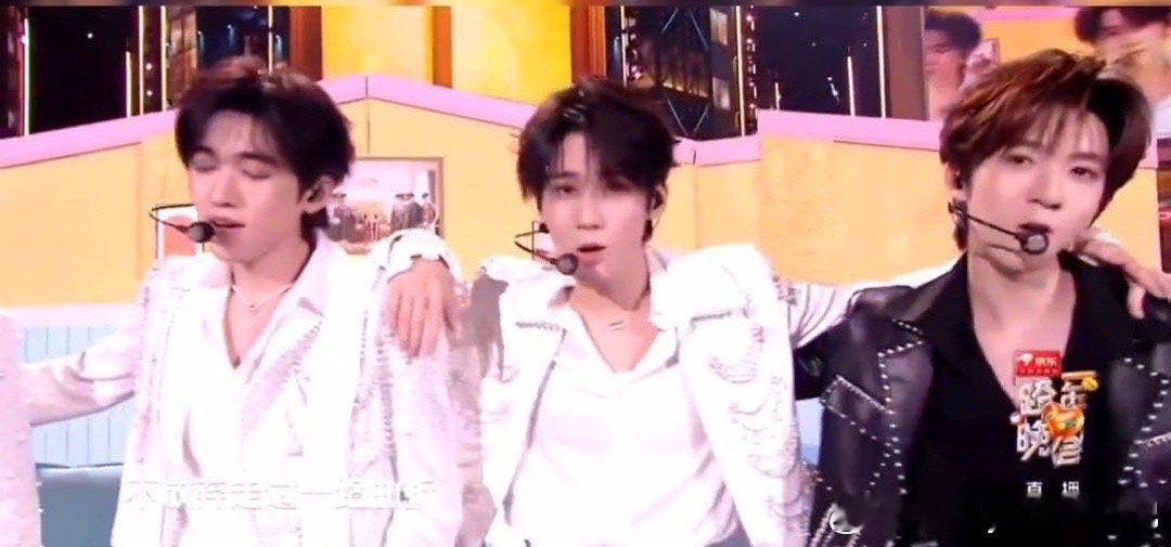 时代少年团卧室巨星舞台 时代少年团唱了「月夜狂想曲」「Ring Ring Rin