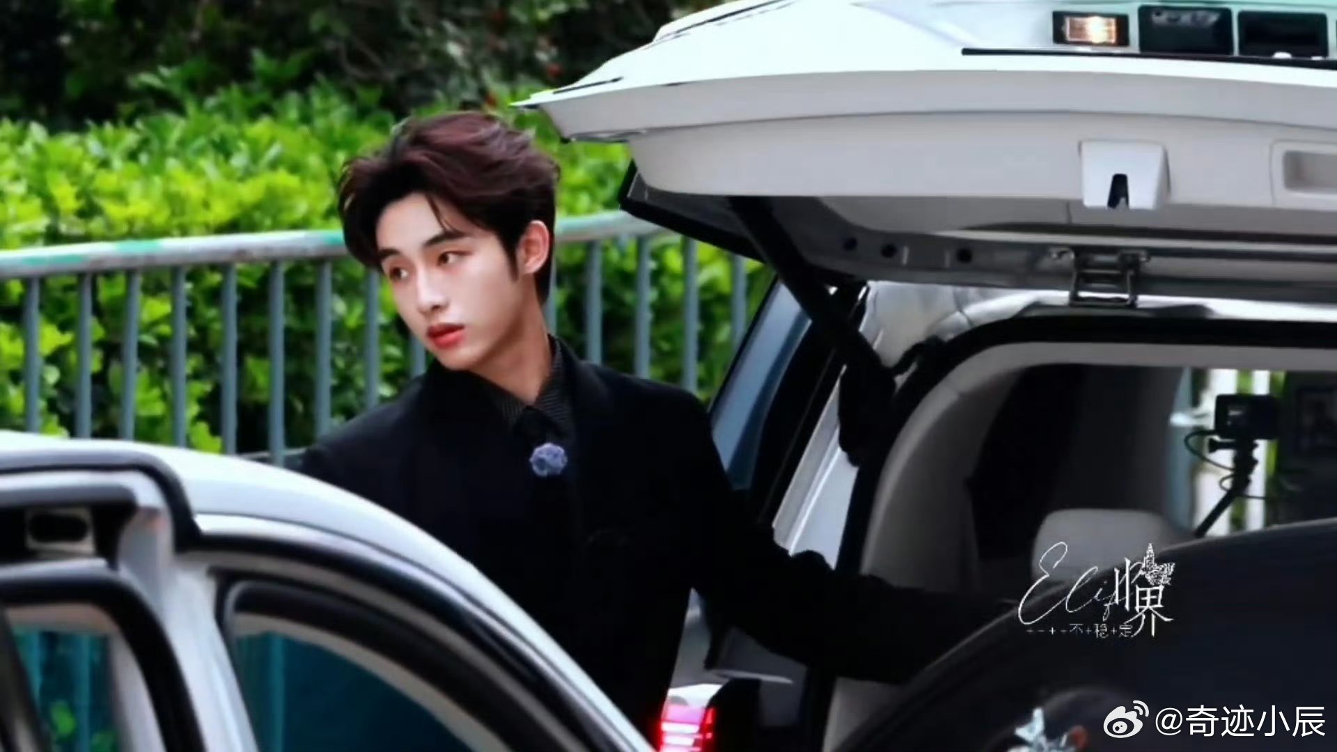  董思成黑西装出街 董思成黑西装出街，氛围感直接拉满！干练又有范儿，把黑西装的魅