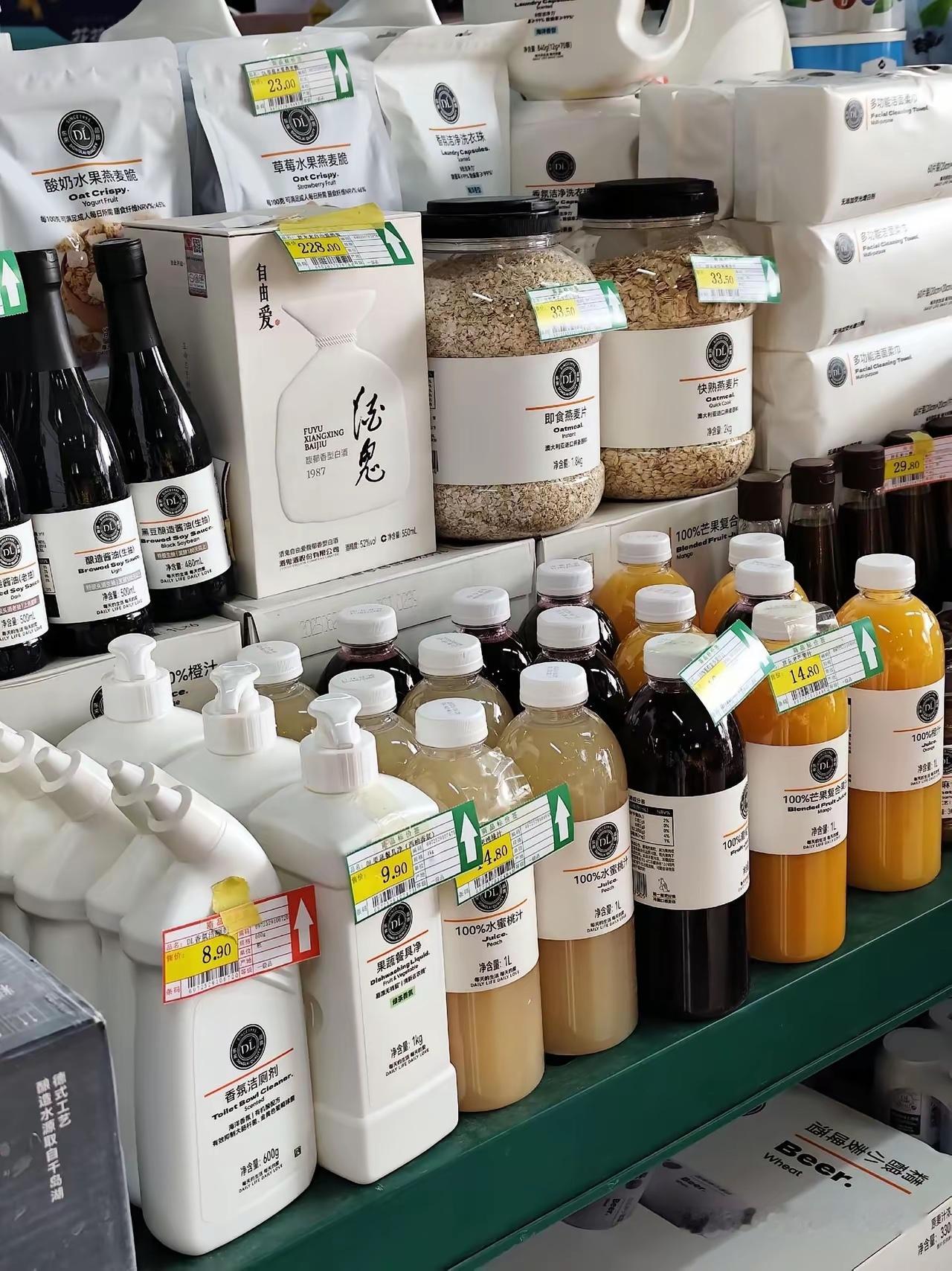 我发现，胖东来的很多产品在各大的商场超市里也都有卖。但不一样的是，放到胖东来都是