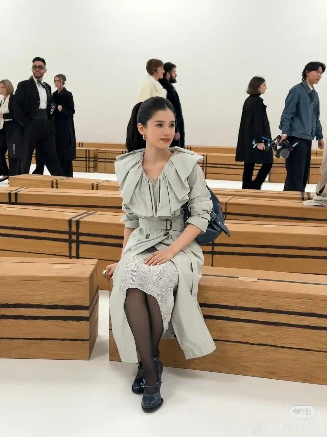 张婧仪东方骨相张婧仪骨相自带电影感赴伦敦Burberry之约，张婧仪凭借出众东方