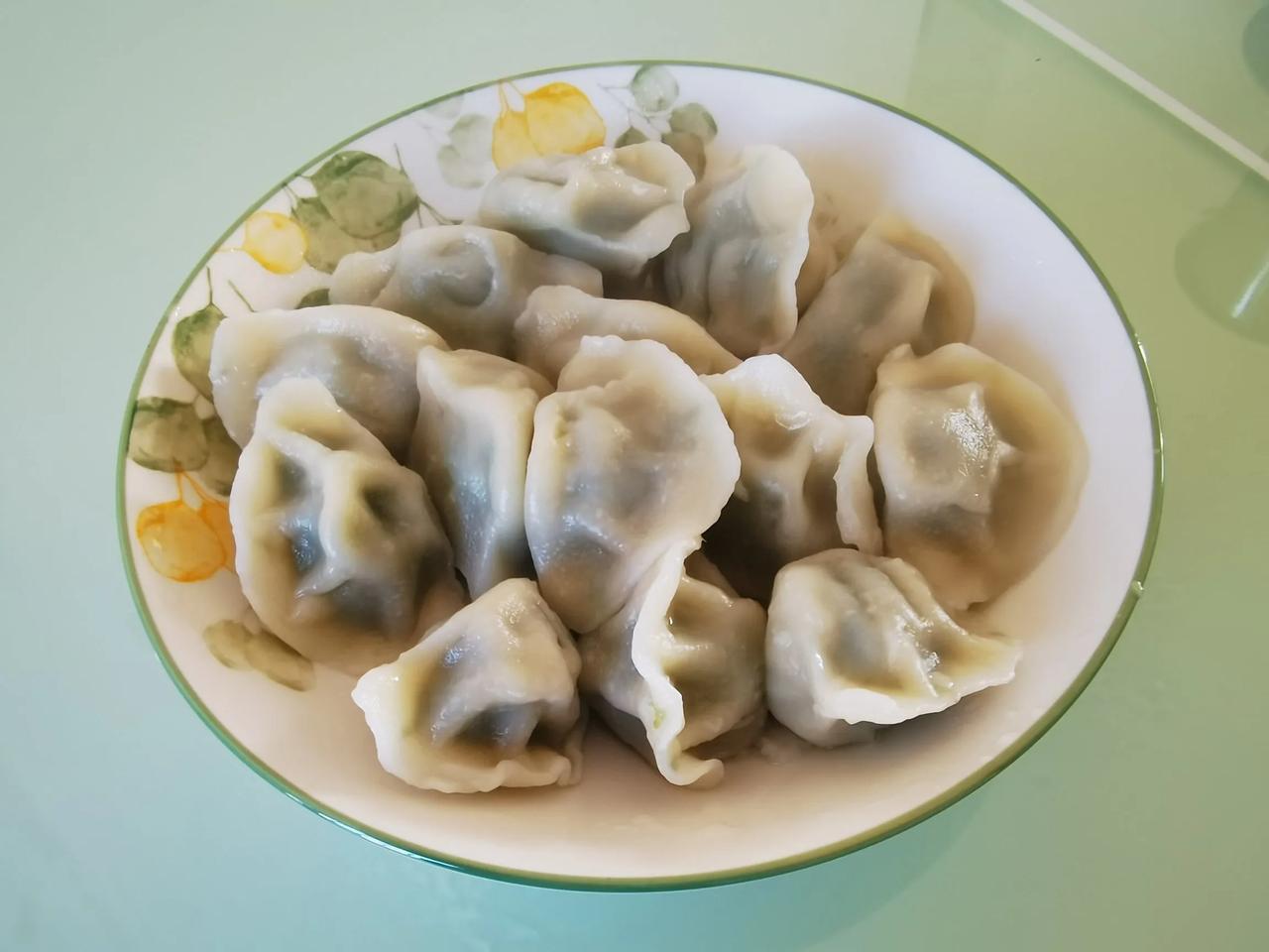 根据中国民间传说，冬至吃饺子，一个冬天不会冻耳朵。不知道有没有医学原理。但用吃饺