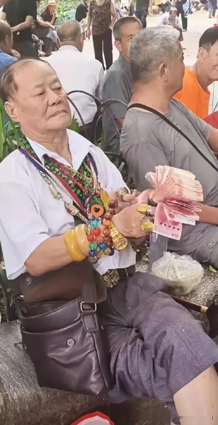 大爷，您不如把钞票编织成一个帽子，然后再戴在头上……[我想静静][我想静静][我
