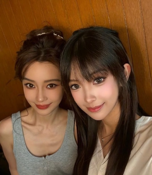 Angelababy新合影baby的状态真的是一如既往啊，越来越养眼了！！ ​​