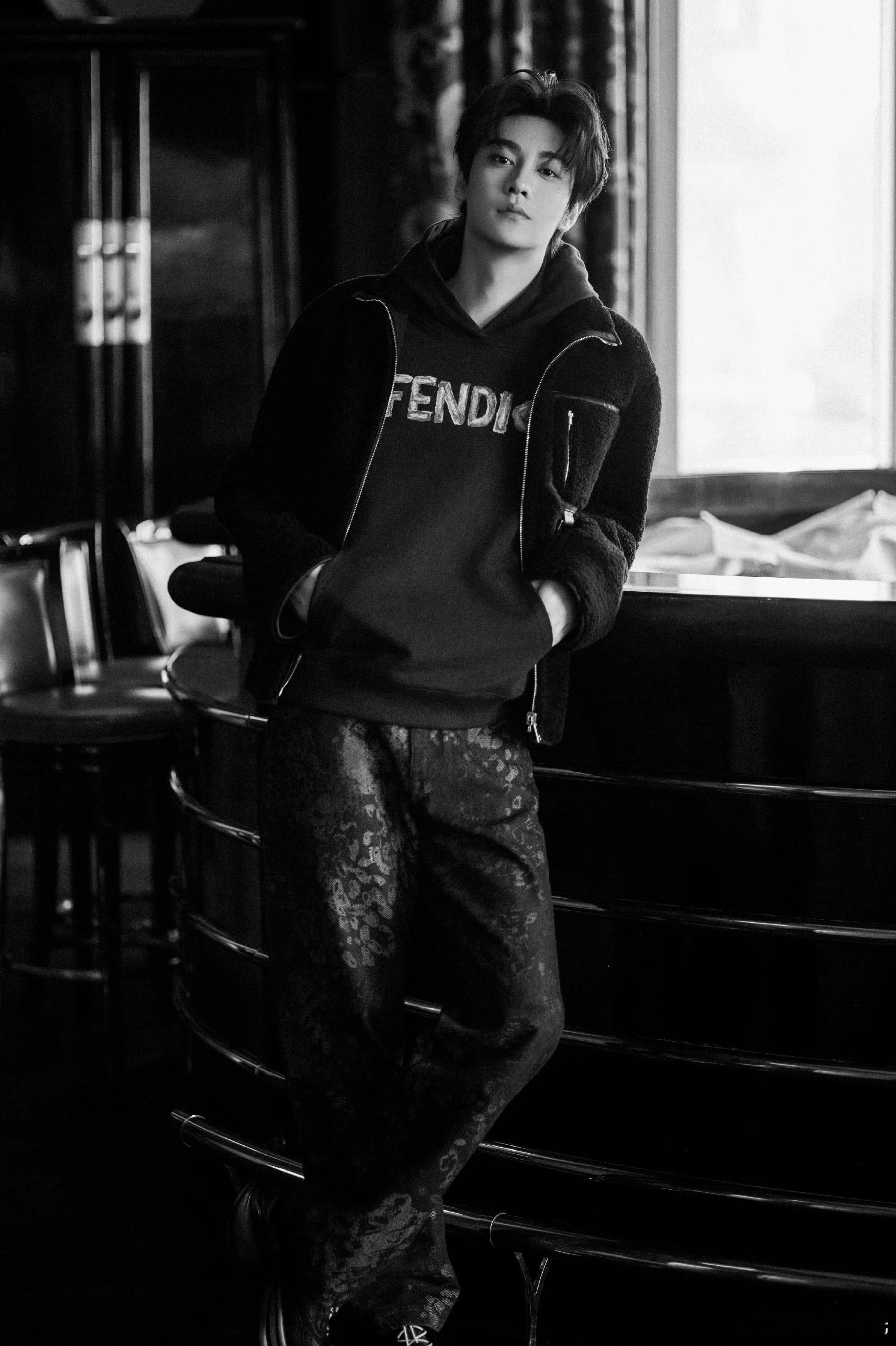 田栩宁 txn未完待栩 “烟花坠落世界，唯有你做我的四季” 𝓕𝓲𝓻𝓻𝓴