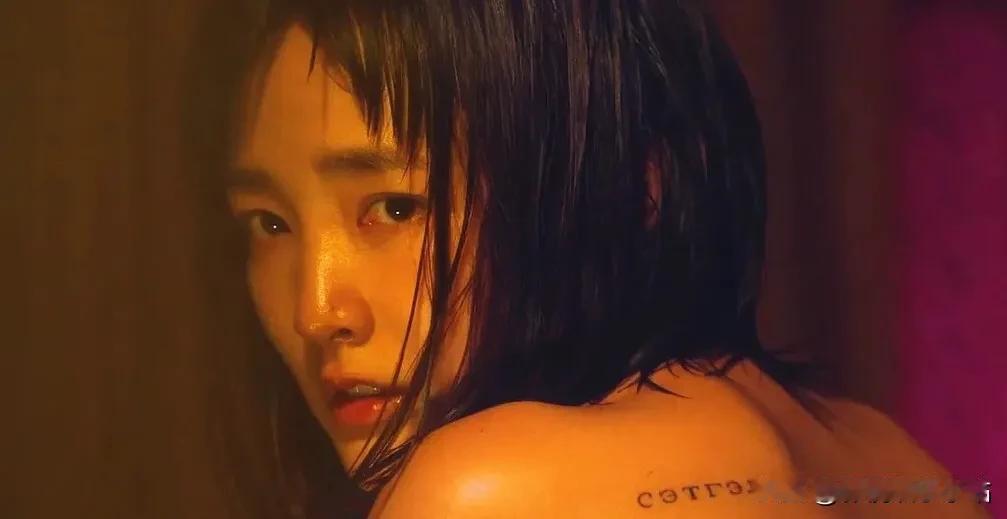 《周处除三害》小美的纹身，到底有什么隐喻？目前看到3种说法：

1、纹身是演员王