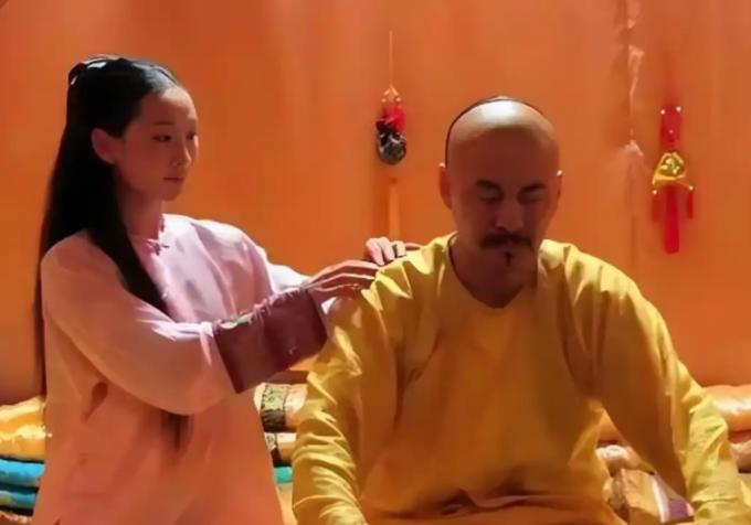 清朝宫里有个奇怪现象：但凡被皇帝宠幸过的妃子，第二天走路都要人搀扶，看起来娇弱得