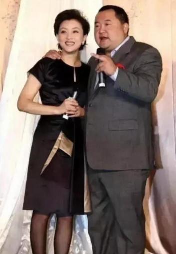 1994年，26岁的杨澜非要和银行上班的丈夫张一兵离婚，转身嫁给了体重200斤，