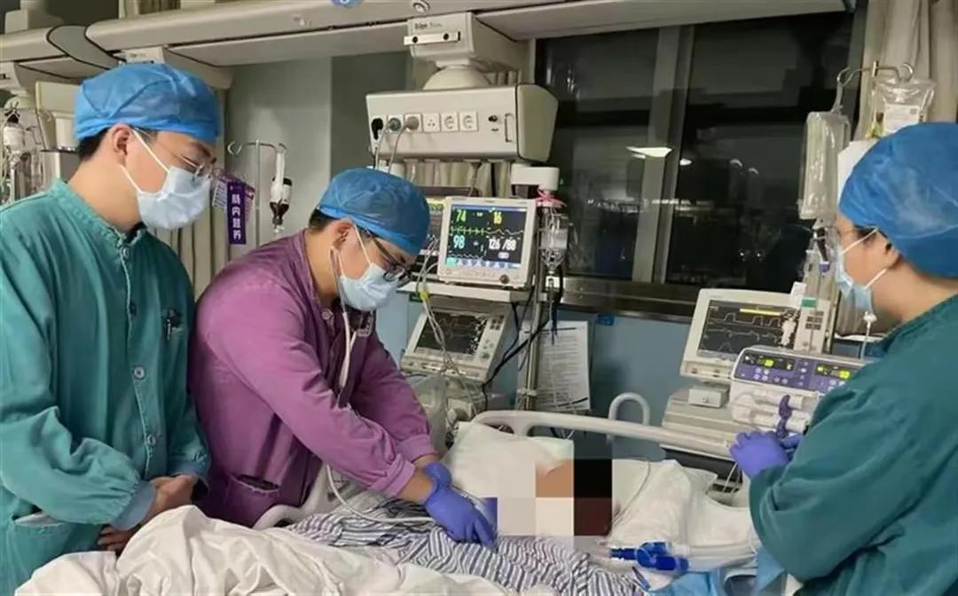 惊险十分！两次抢救，女子死里逃生，我们应该给这些急诊科的白衣天使们点赞，特别护士