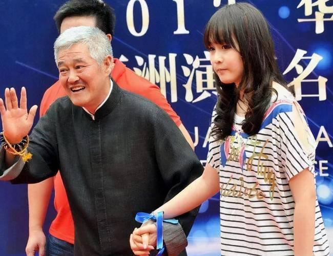 近日，赵本山女儿球球在直播中展示新发型，贴头皮短发搭配黑框眼镜，意外撞脸父亲在电