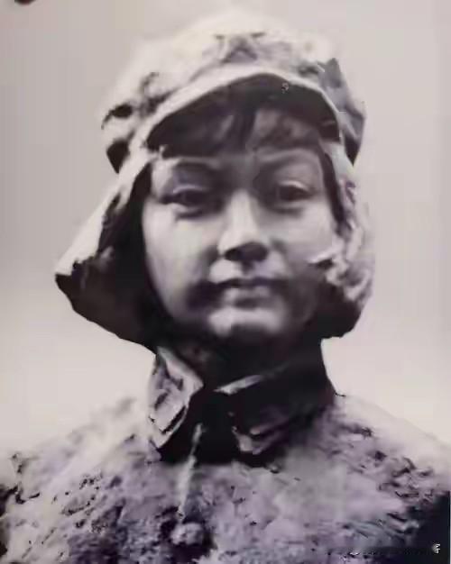 1929年2月10日，江西瑞金大柏地的山坡上，枪声正密。
一个平时很少摸枪的人，