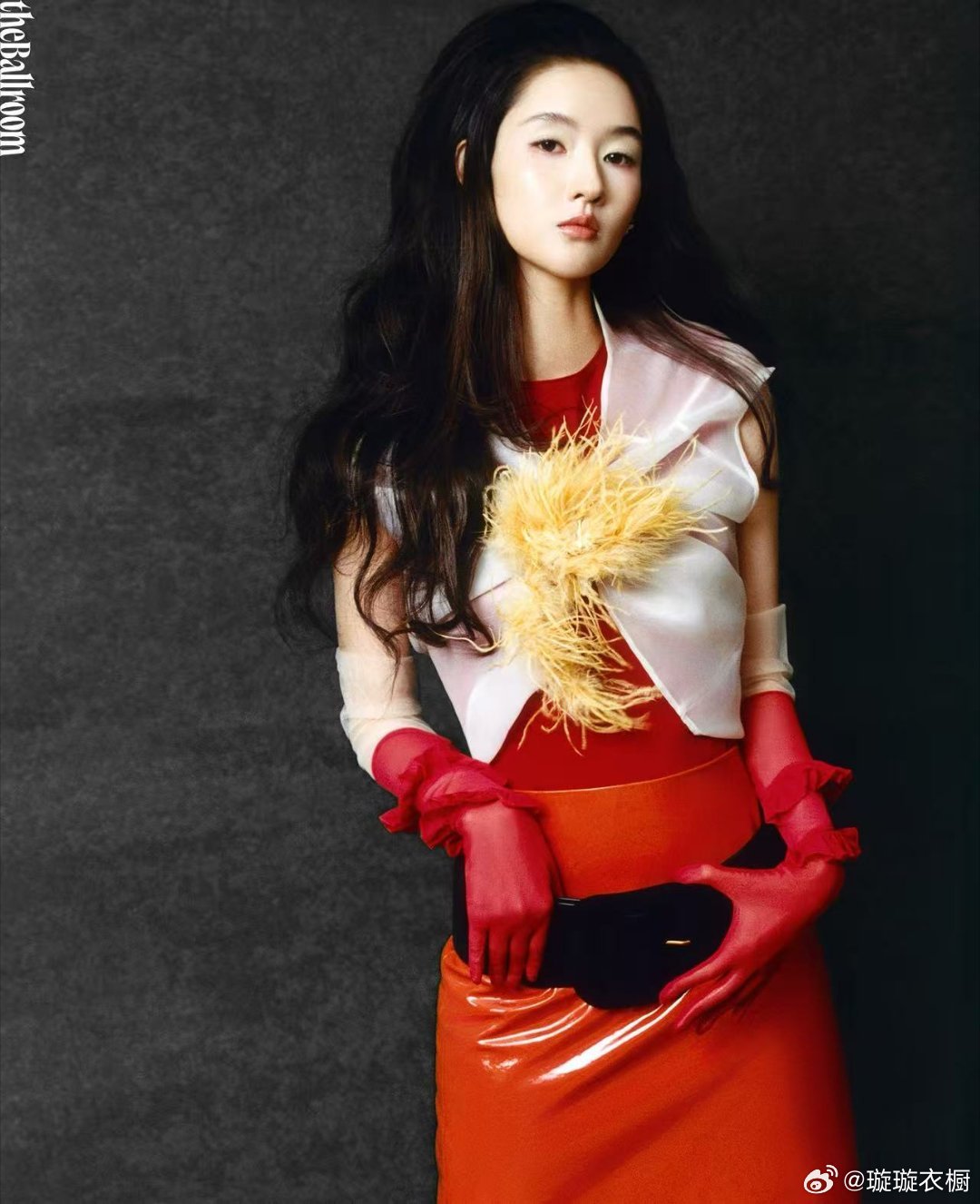 王玉雯发丝缠绕花墙光影，是流动的诗行在低语。鎏金长发掀起风暴，把温柔卷成金色漩涡