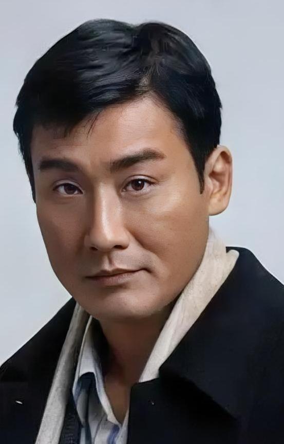 演员梁家辉说，拍摄第一部戏，我和刘德华还是学员班的，很幸运接到了一部电视剧，演两