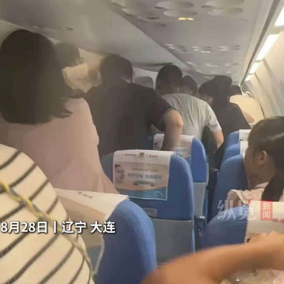 厦门航空一飞机因充电宝起火延误这咋回事…现在不都严格检查3C才给上飞机吗，这是漏