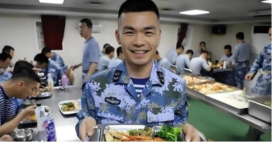 航母有多难养？山东舰编制几千人，食堂一天做七顿饭，顿顿都很丰盛，光是每天伙食费高