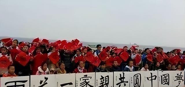 台湾问题的解决最近有了新路子，不用真刀真枪打仗，也不是光靠嘴上谈和平，而是让岛内