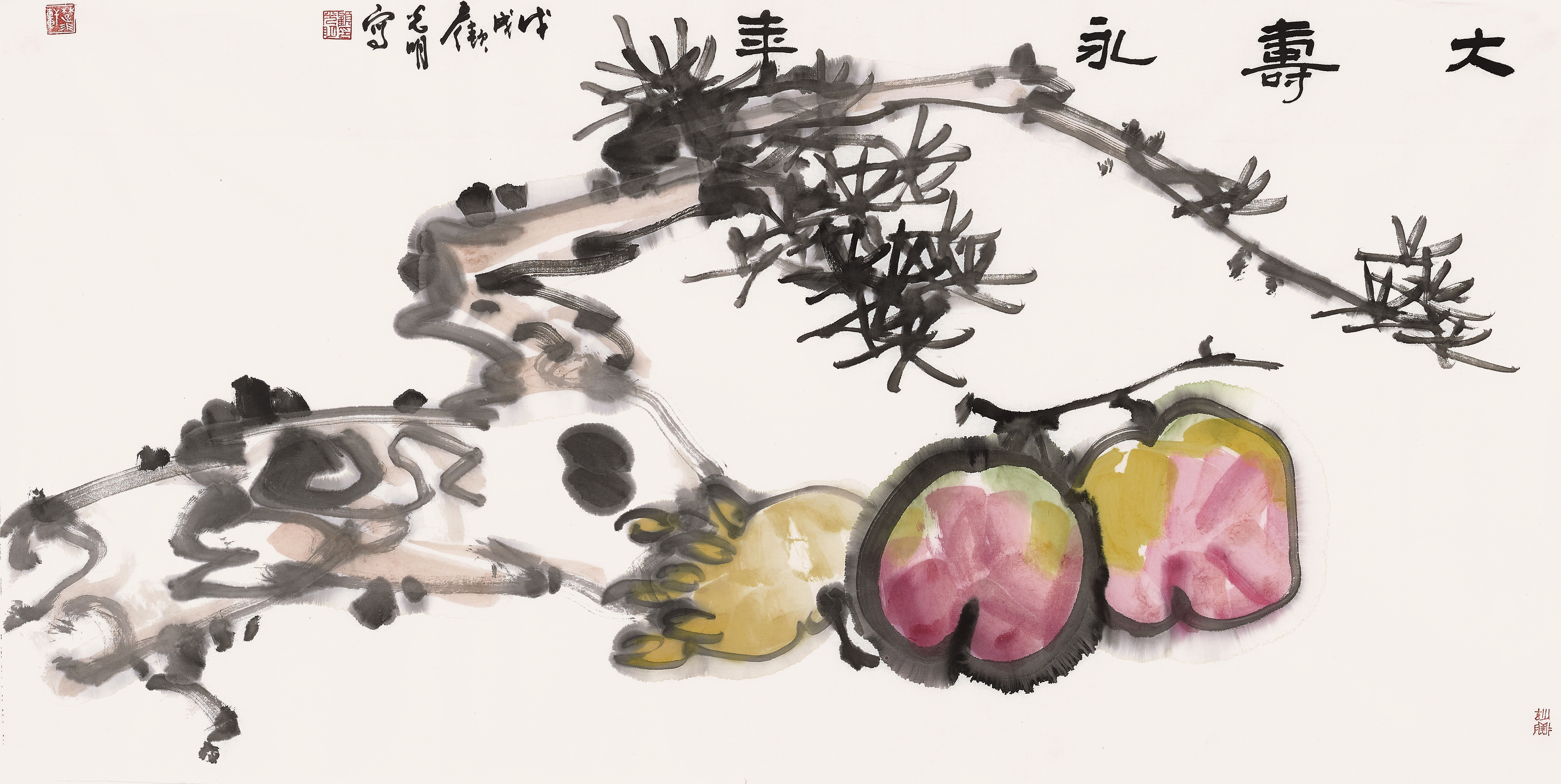 《墨松承岁，彩桃献寿》画中松枝以狂草笔意挥就，墨色浓淡间尽显苍劲；寿桃用没骨法晕