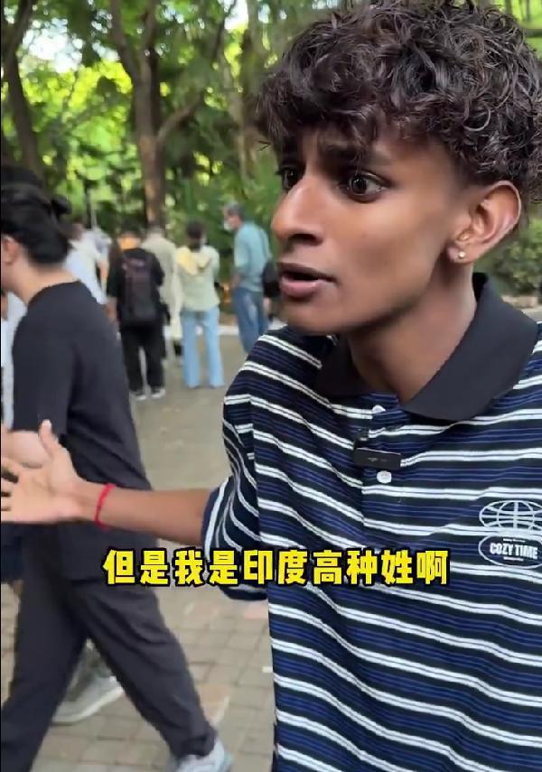 自以为是的高种姓印度男子在上海相亲角被上海大妈嫌弃。