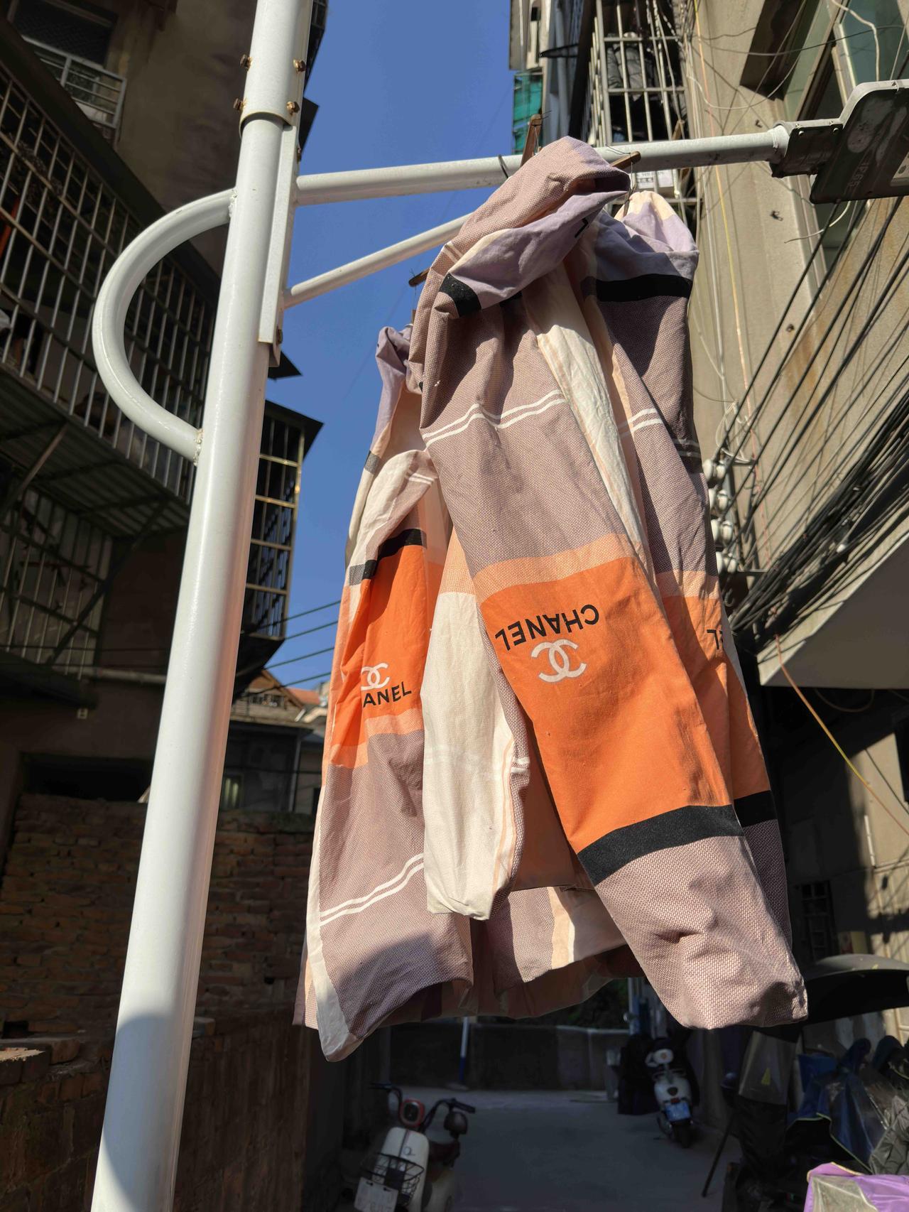 “父亲，快过年了，开大太阳的时候我帮您把被套拆下来洗一洗。”昨天我对父亲说。
