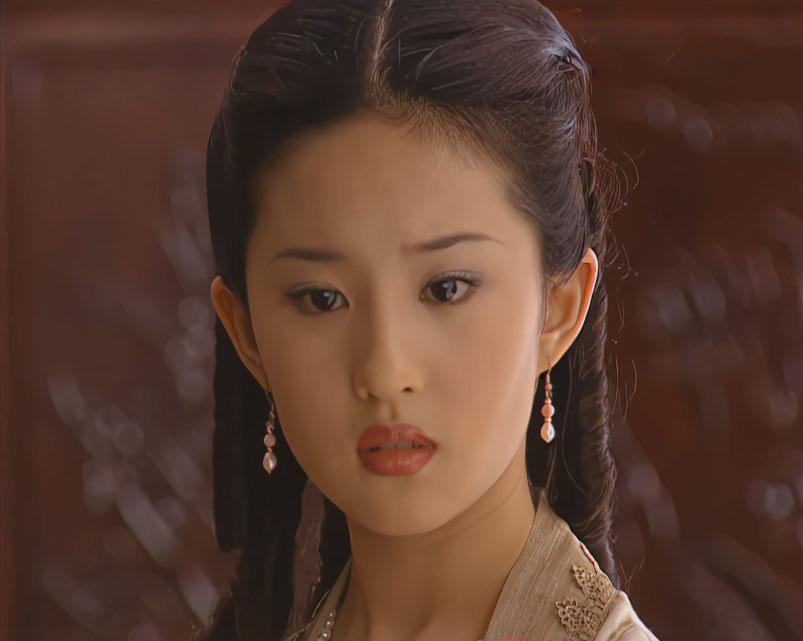 现在流行蓬松高颅顶，以前演员发型都会露出发缝，梳的整整齐齐，几乎没有小碎发。
#
