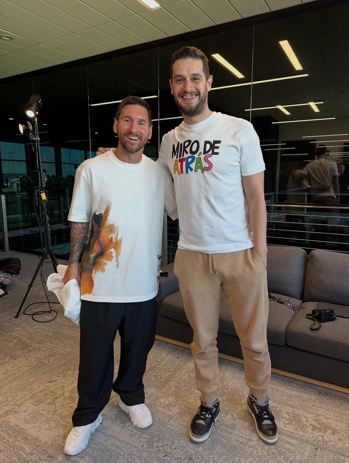 🚨梅西特别播客节目即将上线🚨梅西：“我小时候有时间学英语，但我没学……我当时