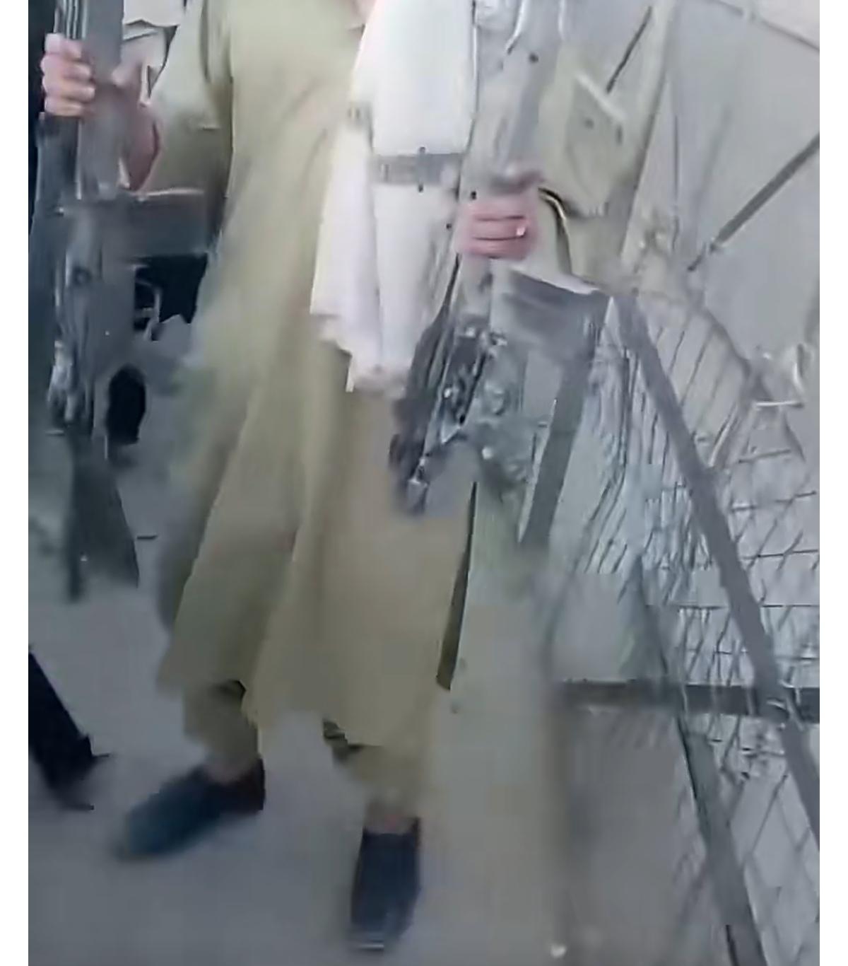 阿富汗边防部队在斯宾博尔达克边境口岸从巴基斯坦军方手中缴获了新一批武器，包括2支