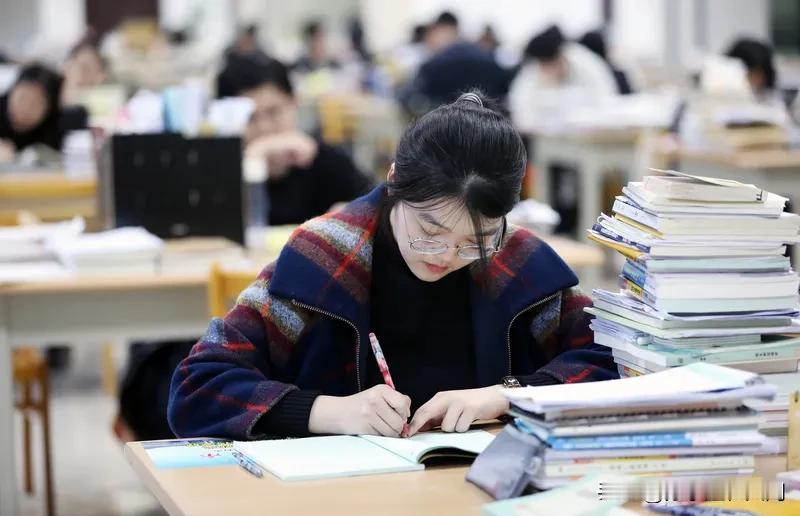 教育部披露，2025年考研人数同比少了约50万人，降幅约11%，是近20年来最大