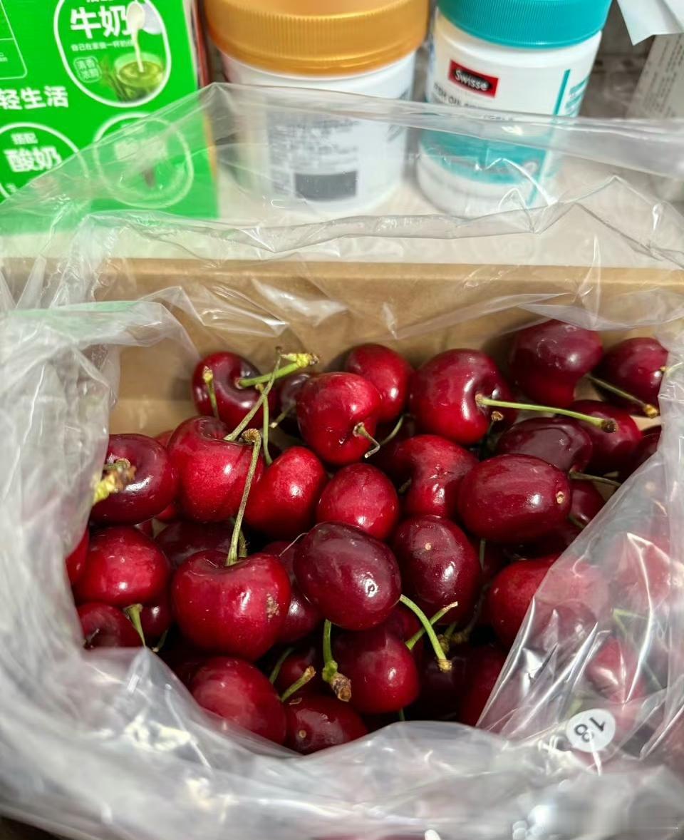 车厘子价格大跳水！3J级1公斤不足百元，实现自由的时机到了
 
今年冬天的“水果