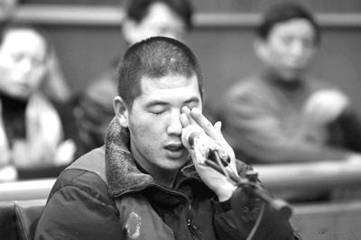 2006年，复员士兵崔英杰，靠路边设摊糊口，同城管人员产生激烈争执后，持刀刺毙城