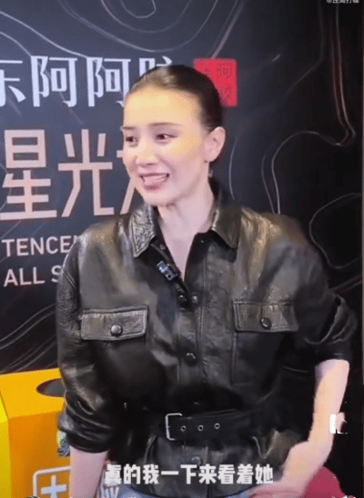 宋佳这人是真挺圈粉的，每次在公众场合见着人，都是大大方方笑着打招呼，那股子自然劲
