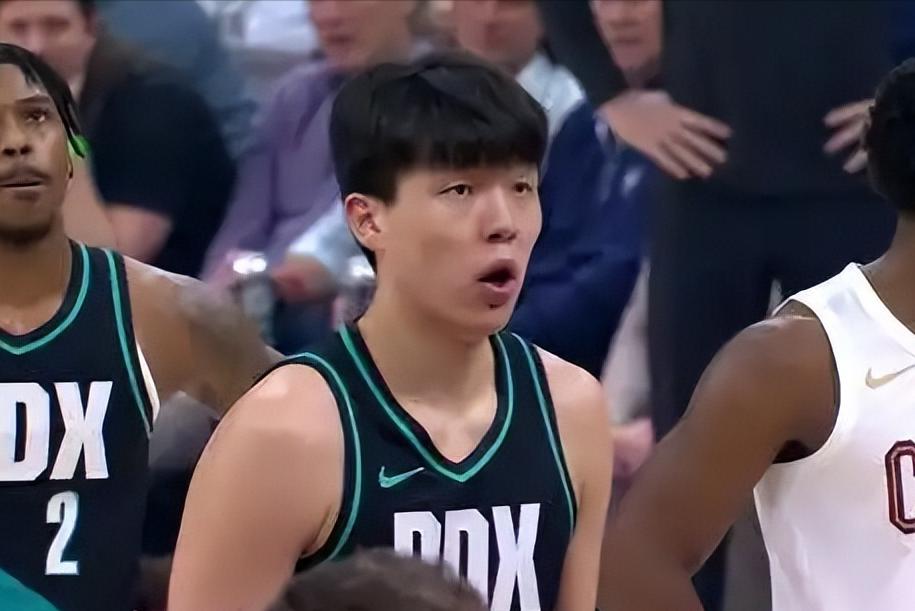 杨瀚森这5分钟打得很好了，斯普利特就是不让再上，开拓者不赢球他代理就别想转正了。