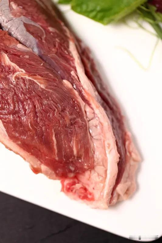 你家炒牛肉丝有什么让肉嫩的秘诀?
炒牛肉丝想让牛肉鲜嫩多汁，一个是买牛外脊或者牛