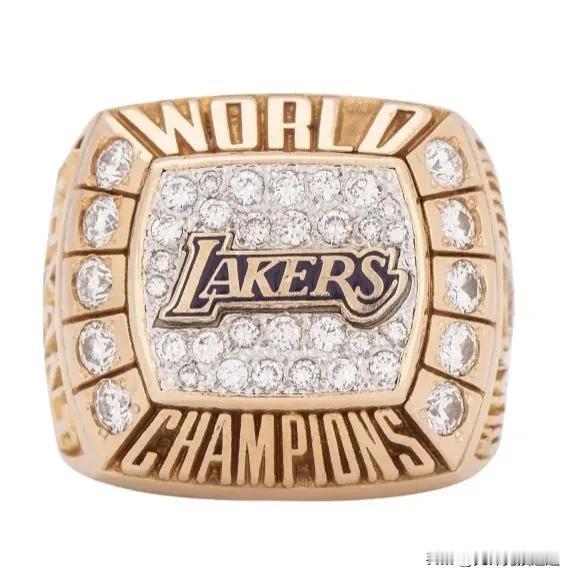 2000年科比·布莱恩特送给父亲的冠军戒指在拍卖会上以927,000美元的价格成