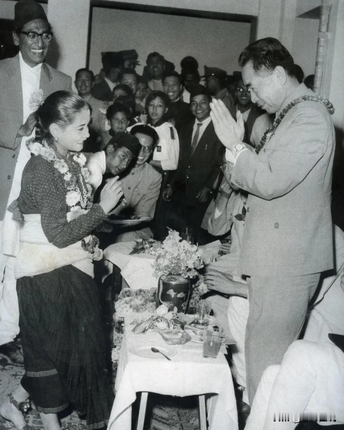 1962年，周恩来总理访问尼泊尔时，在欢迎晚宴上与鲜花的小朋友亲切互动，从旁边欢