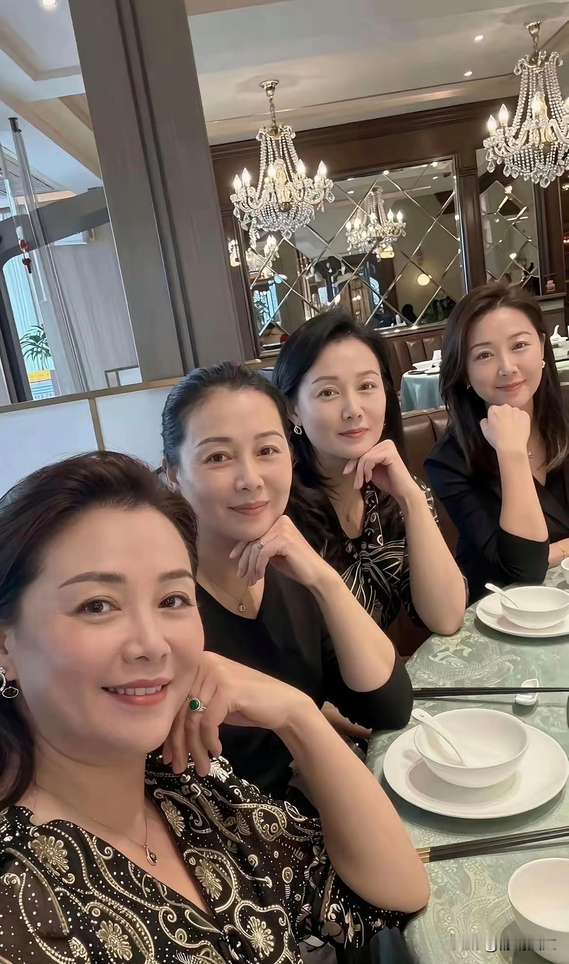 50+的女人聚会，
一个比一个貌美。
我觉得比20岁的女孩有味道。
特别是第三位