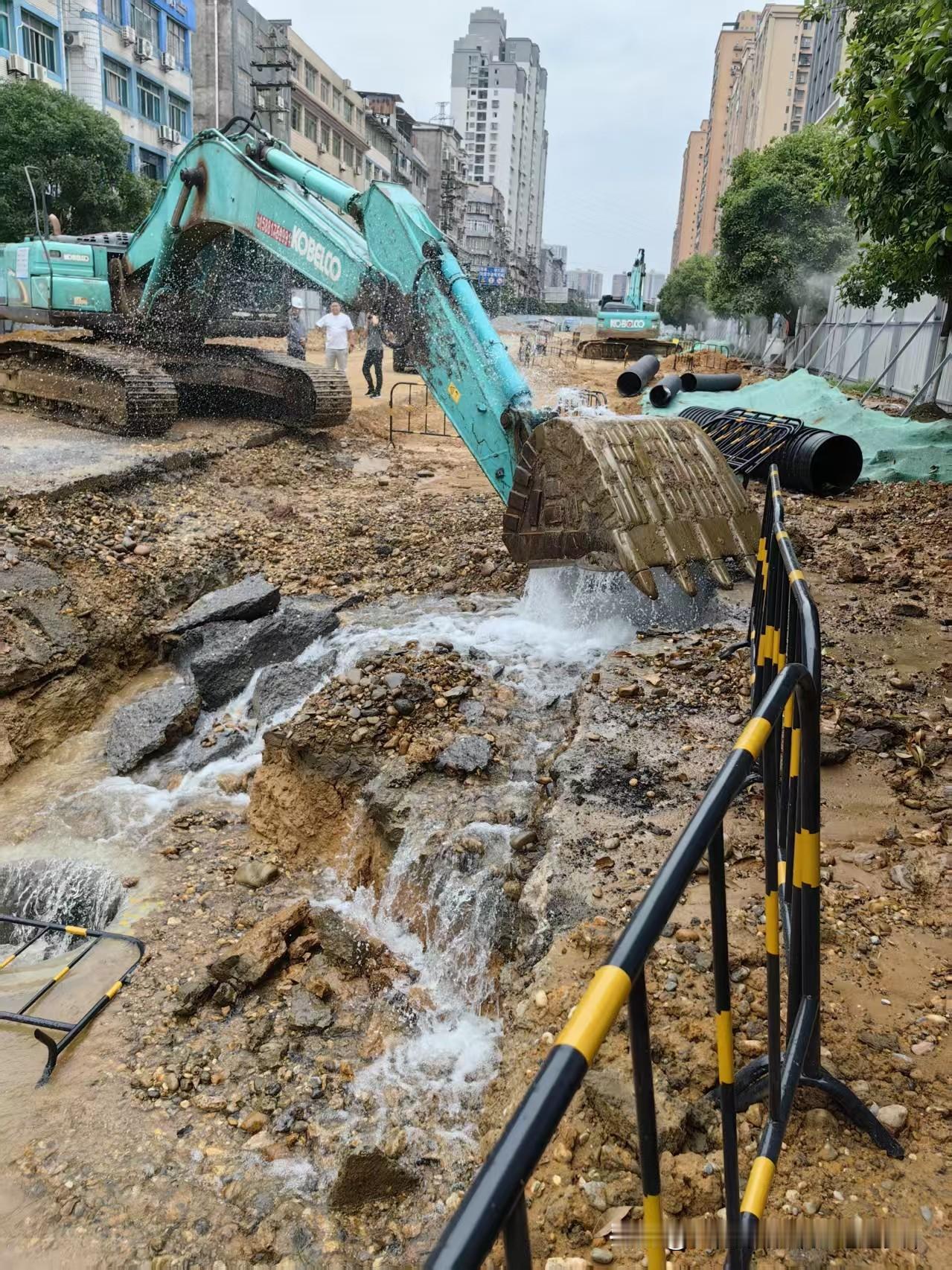 各位南部的小伙伴注意啦！
 
因红岩子大道道路施工，不慎损坏DN700市政供水主