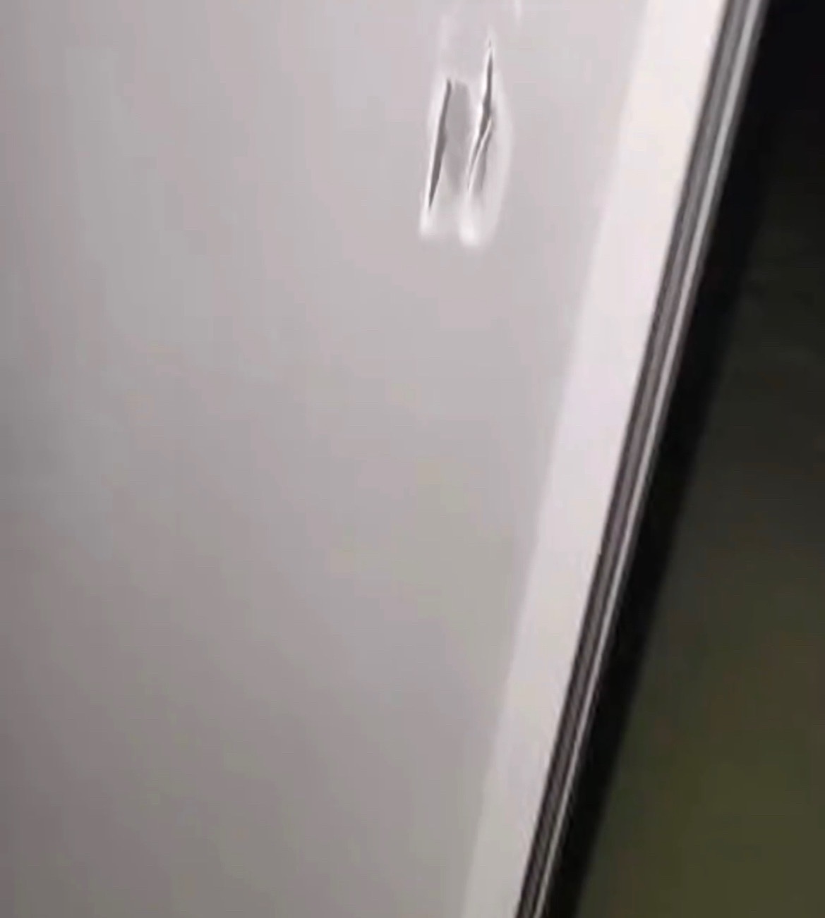 【玉林老人买到坏衣柜联系对方被拉黑】4月24日，网友爆料称：玉林市博白的一老人帮