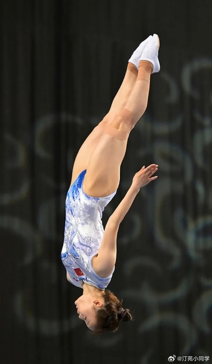 金秋观赛季 蹦床世锦赛奥运项目男、女网上个人决赛中，中国选手王梓赛、胡译乘夺金，