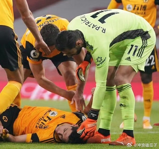 希门尼斯进球后指天告慰亡父实际上他也确实没回到巅峰，巅峰的时候也是个英超大杀器 