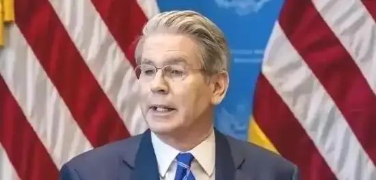 美国财长贝森特说：“世界扛不住一个年赚一万亿美元顺差的中国。”
  美国财长贝森