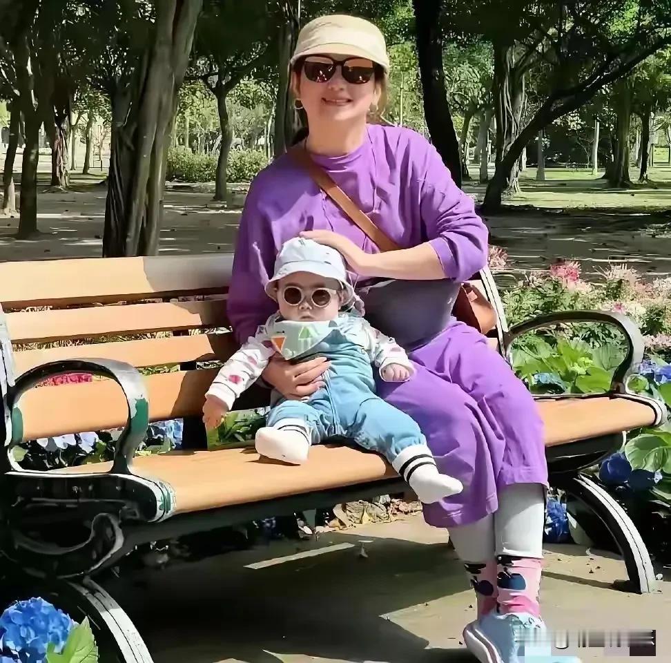 果然“有其母必有其子”
任家萱Selina的儿子长得和她一样可爱，
圆圆的脸蛋漂
