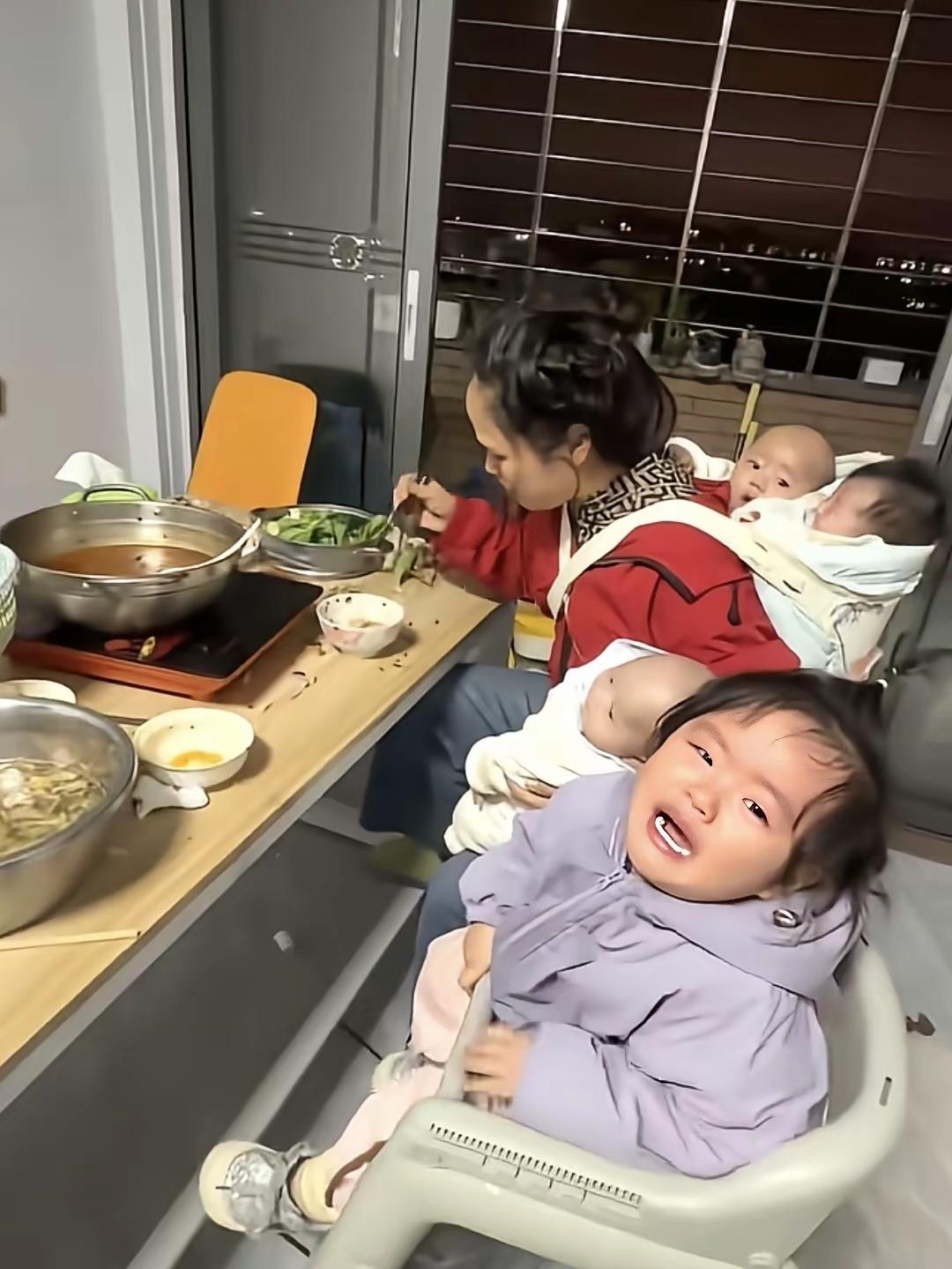 你能想象吗？一位妈妈怀里抱着一个娃，背后还背着俩，旁边大宝还在呜呜大哭！这场景，