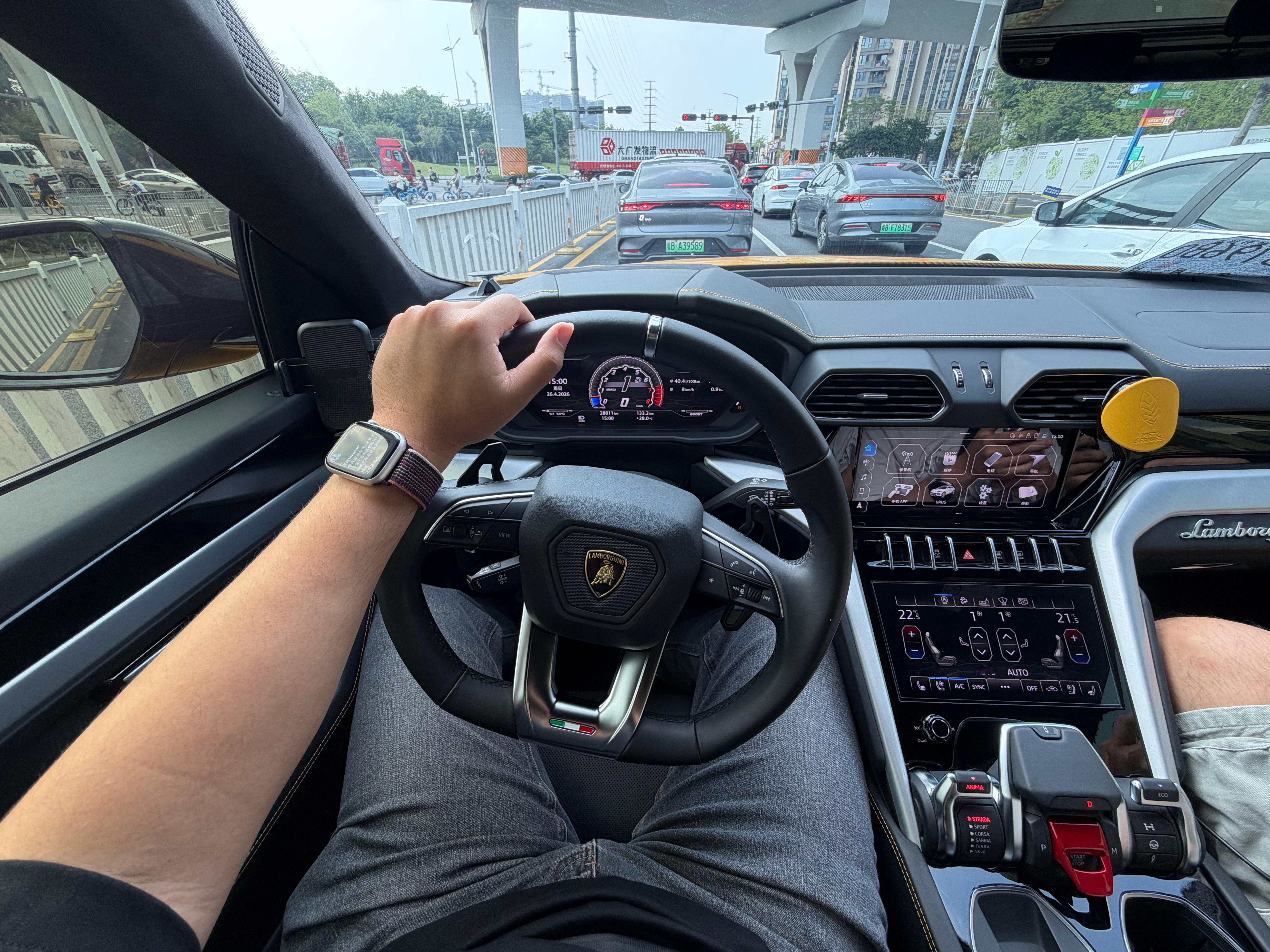 当你的好兄弟买了牛，还给你开其实很能理解为什么当时这车这么好卖，一度让我觉得 e