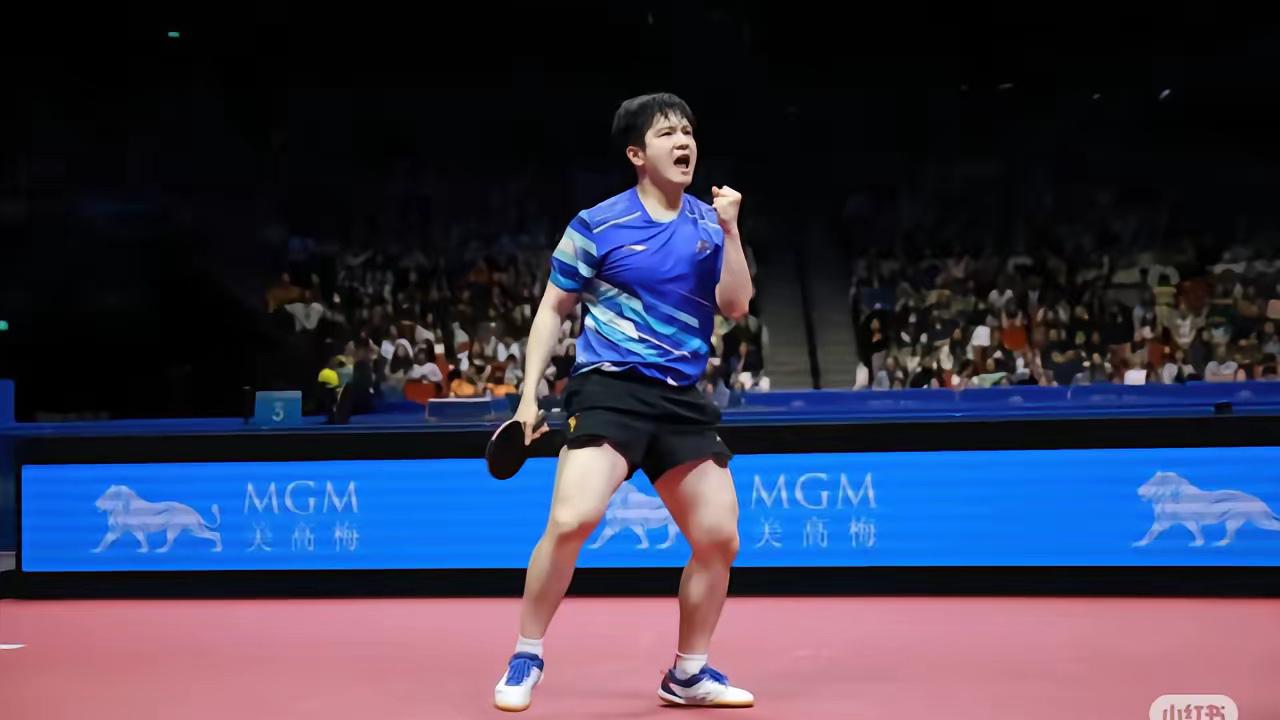 樊振东的球真是打嗨啦，
球迷们也看嗨啦。

小胖全运会赛场全身心释放，
一声怒吼