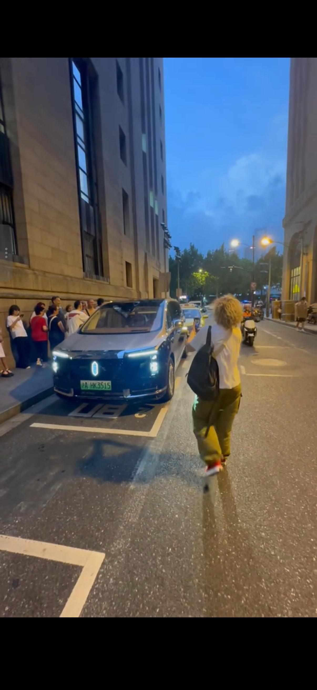 把老外又给看傻了[嘻嘻]老外聚众围观上海街头豪车 ​​​